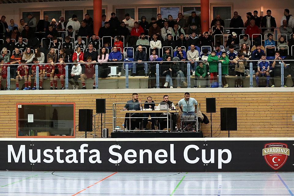 Schon am ersten Tag des Hallenfußballturniers war die Jakob-Kiefer-Halle gut besucht. Die Turnierleitung von Karadeniz hatte alles im Blick.