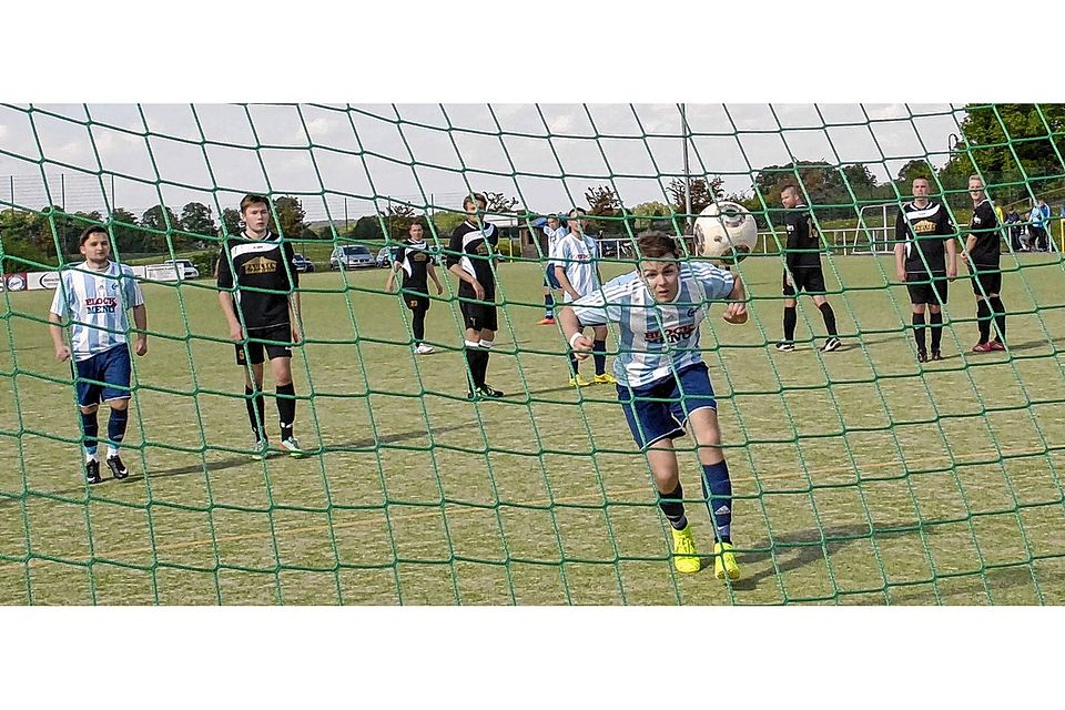 Eine der leichteren Übungen war für ?Hattricker? Sebastian Brandt der Kopfball zum 6:1.willmann