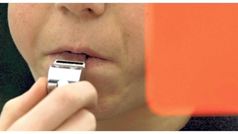 Ein Schiedsrichter hat in Veringenstadt am vergangenen Wochenende eine Reservepartie abgebrochen, weil er sich bedroht fühlte. Foto: Frank Kleefeldt/dpa