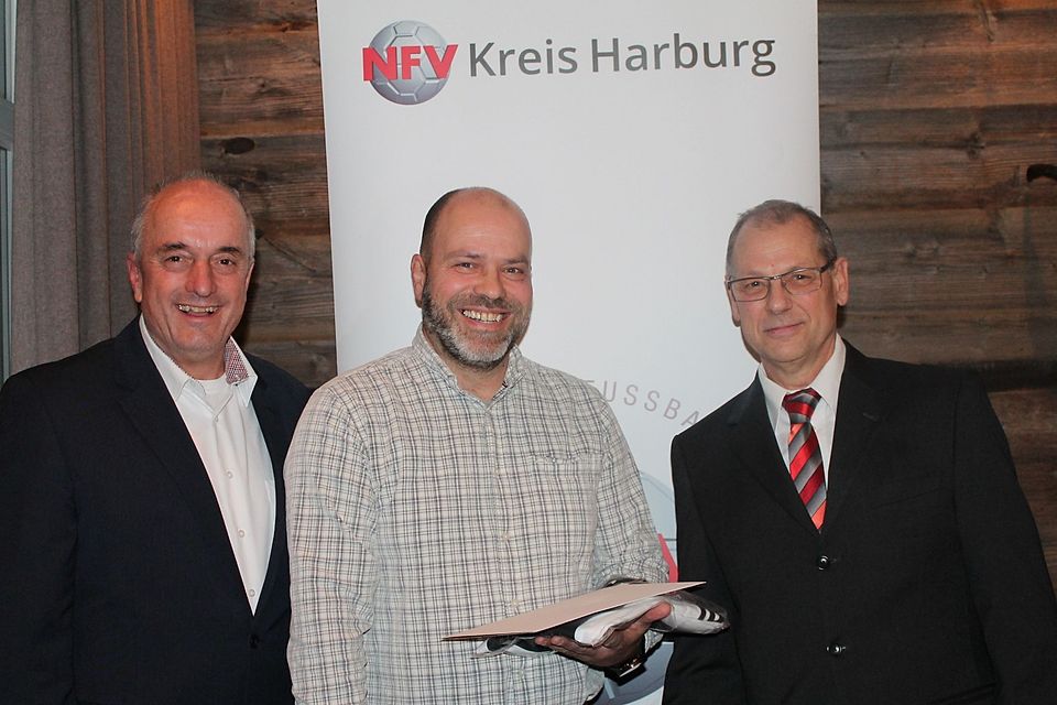 Andreas Lorf-Wollesen (Mitte) gewann den diesjährigen Ehrenamtspreis des NFV Kreis Harburg. 