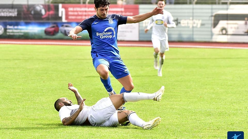 Noch ist die Hürde Landesliga eine sehr große für die Kicker des FC Teisbach (in blau).