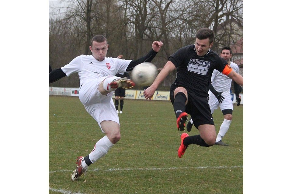 Christian Brandl (TV Schierling, weiß) setzt sich gegen FC Tegernheims Alexander Kilmann durch.  Foto: Roloff