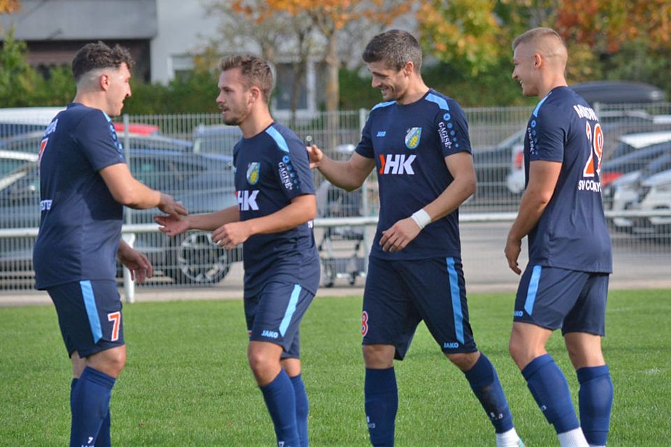 Marcel Burda, Pascal Mader, Stefan Simonovic und Kevin Makowski (von links) vom SV Cosmos Aystetten hatten ihren Spaß beim Katz-und-Maus-Spiel mit dem TSV Haunstetten auf der Freibadwiese. 