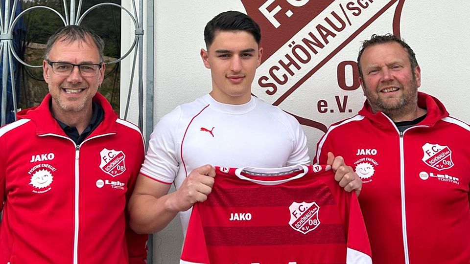 Von links: Aktivleiter Stefan Nopper, Bruno Hasanaj, Trainer Manfred Knobel | Foto: Verein