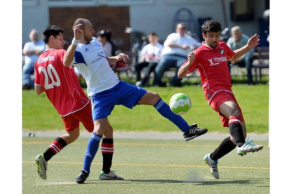 Worringens Slawomir Cyron (M.) gegen Leverkusens Daniel Valdevieso (l.) und Ferhat Tuncer, Foto: Herhaus