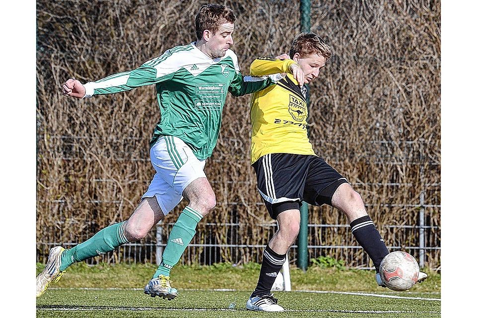 Schleswigs Sascha Möller (re.) spielt den Ball, bevor der Hattstedter Melf Thiesen eingreifen kann. Foto: Sieg Schleswigs Sascha Möller (re.) spielt den Ball, bevor der Hattstedter Melf Thiesen eingreifen kann. Foto: Sieg