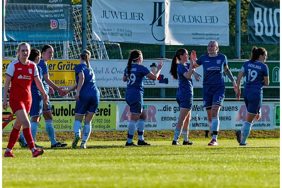 Groß war der Geislinger Jubel nach dem 2:0 durch Lisa Mayer (3.v.l.)