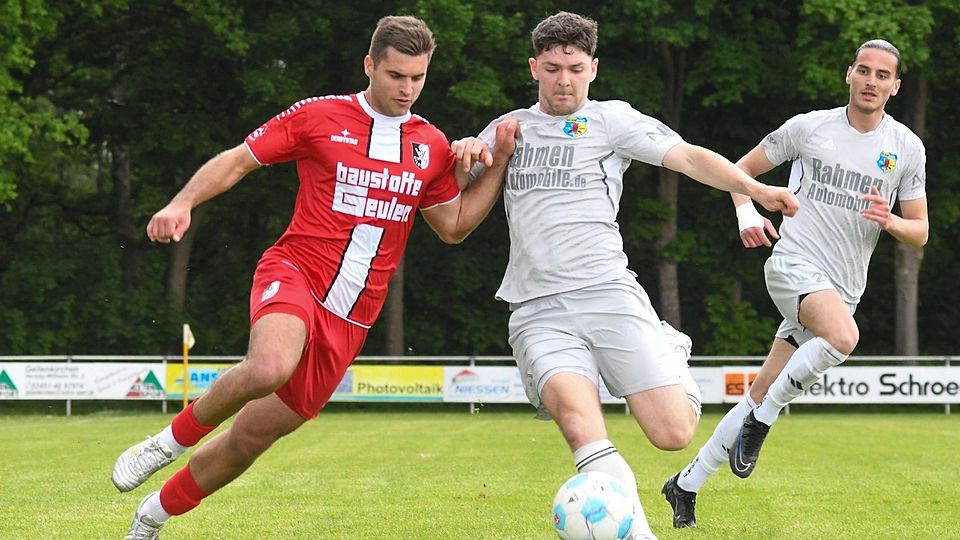Paarlauf im Heidestadion: Teverens Wanda Franck (helles Trikot) hat den kürzeren Weg zum Ball.