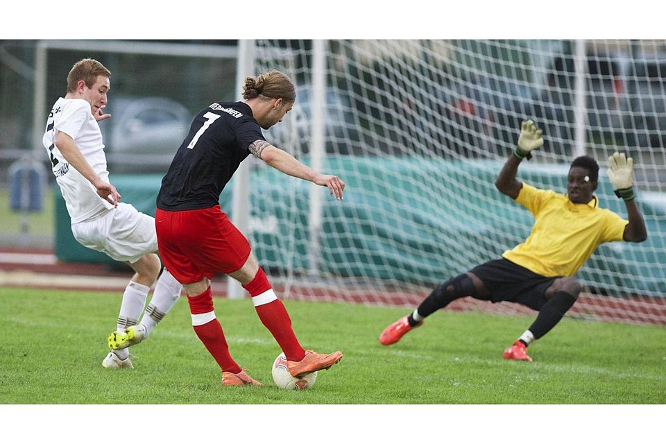 Es reicht nicht: Der FC Friedrichshafen (am Ball Sokrates Michalis ) verliert sein Saisonauftaktspiel mit 1:2 bei der SGM Fischbach/Schnetzenhausen. Günter Kram