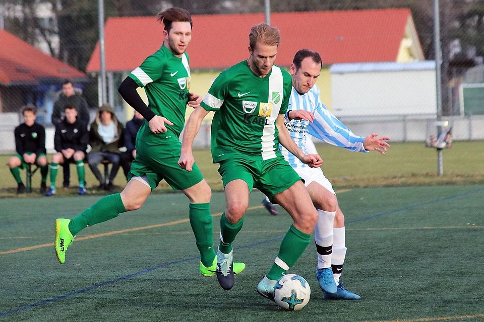 Nicht mehr zusammen zu sehen: Marco Gühl (l.) und Johannes Weidl (2.v.l) liefen oft zusammen für die erste Mannschaft des TV auf. Gühl ist zur Neurieder AH abgewandert, Weidl will für Stockdorfs Alte Herren spielen. A-Foto: Dagmar Rutt/Fupa (4)