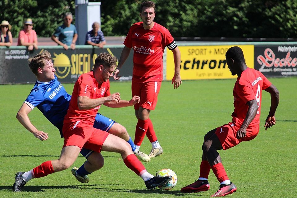 Die Defensive um Lukas Miethaner (links) und Namir Tahiru (rechts) stand (bis auf die drei Tore) sicher und ließ nichts zu.