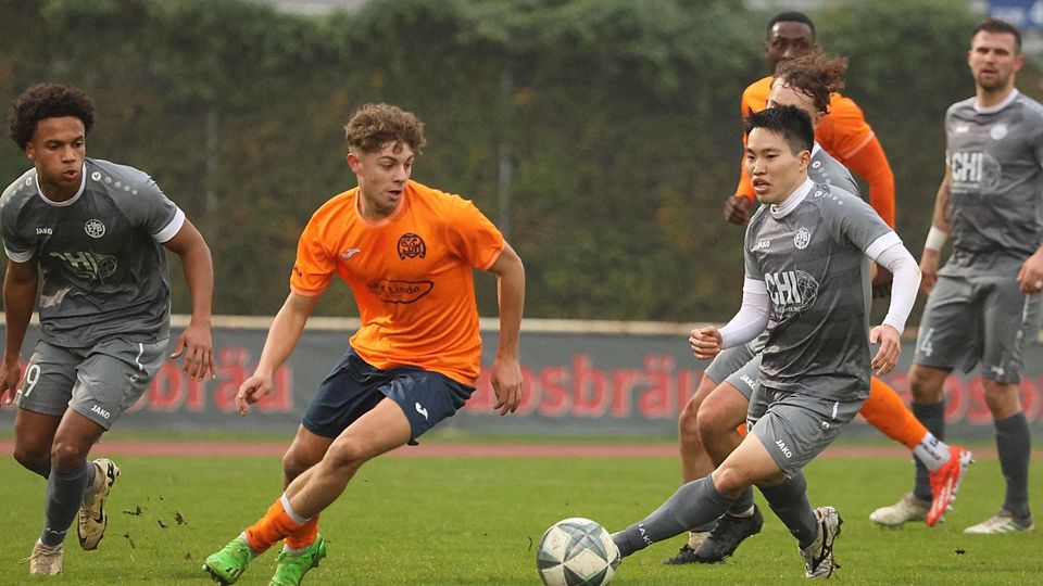 Der SV Wiesbaden um Leonardo Goltz (Mitte) hat den FV Biebrich mit 3:0 besiegt.