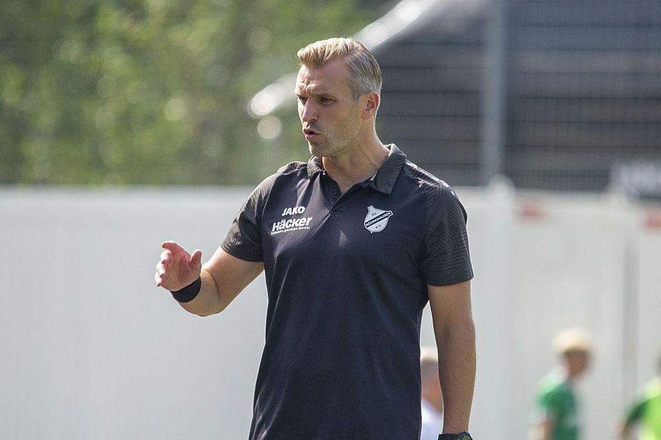 Der Plan steht: Trainer Carsten Rump weiß, was seinen SV Rödinghausen in Düren erwartet.