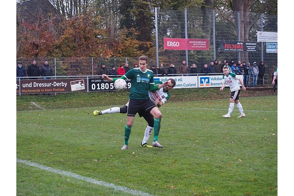 In Hagen stellten sich die Heeslinger sehr geschickt an. Hier luchst Oliver Gerken (hinten) FC-Angreifer Finn-Niklas Klaus den Ball ab. Foto: Golitschek