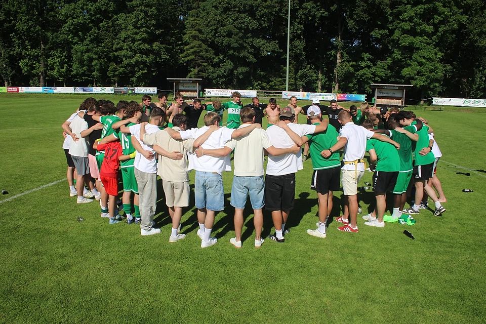 Erfolgreiches Ende einer kuriosen Saison: Im Mannschaftskreis feiern die Murnauer auch mit ihrem Ex-Trainer Michael Schmid.