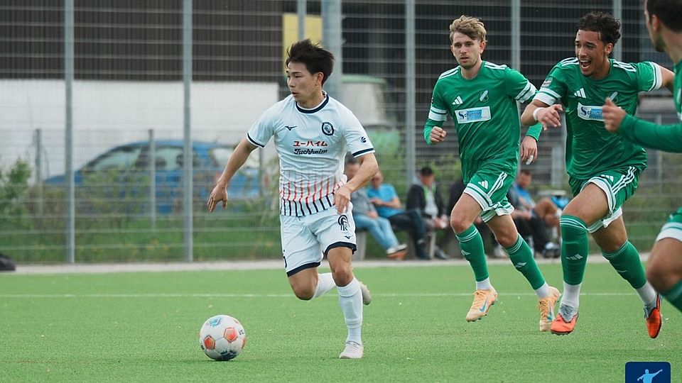 Der FC Basara Mainz (weiße Trikots) hofft der lachende Dritte zu sein, wenn sich die TuS Mechtersheim und TB Jahn Zeiskam im direkten Duell die Punkte wegnehmen. 