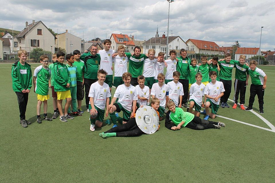 Stolze Meister: Die Niersteiner D-Junioren präsentieren sich mit der Papp-Schüssel. Foto: Martin Gebhard Stolze Meister: Die Niersteiner D-Junioren präsentieren sich mit der Papp-Schüssel. Foto: Martin Gebhard