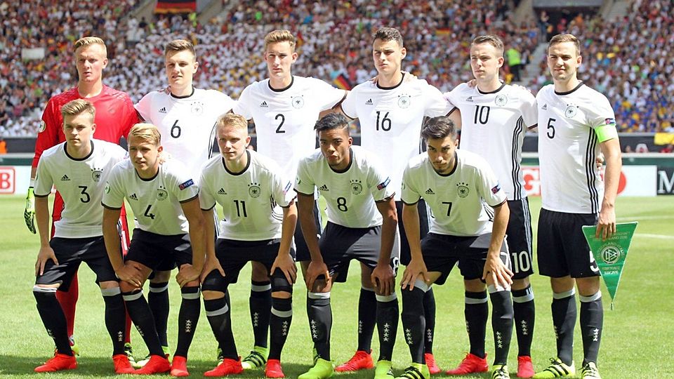 In Sandhausen kämpft die deutsche U19-Nationalmannschaft um Kapitän Benedikt Gimber gegen die Niederlande um den 5. Platz. F: Langner / Agentur Eibner