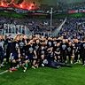 Der MSV Duisburg feiert mit seinen Anhängern den Aufstieg in die 3. Liga.
