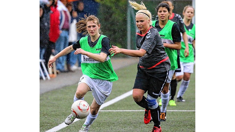 Kampf bis zur Seitenauslinie: Die Eichholzerin  Michelle Tober (li.)  und  Madleine Schlamelcher von der SG Siems-Dänischburg im  Duell um das Spielgerät. Foto: Jürgensen