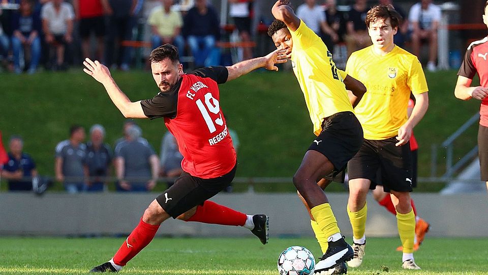 Die amtierenden oberpfälzer Bezirksliga-Meister FC Kosova Regensburg (in Rot) und FC Amberg (Gelb) haben zum Landesliga-Auftakt schwere Auswärtsaufgaben zu bewältigen.
