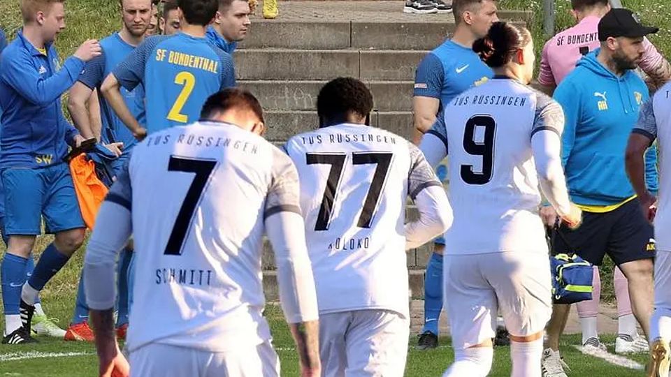 Für Durcheinander in der Fußball-Landesliga West dürften SF Bundenthal (blaue Trikots) und TuS Rüssingen sorgen.