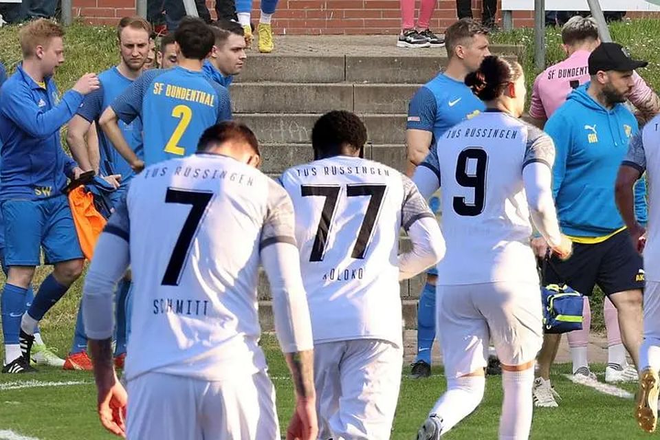 Für Durcheinander in der Fußball-Landesliga West dürften SF Bundenthal (blaue Trikots) und TuS Rüssingen sorgen.
