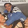 Der Jubel kannte beim Wiederaufstieg in die Oberliga 1997 keine Grenzen, wie das damals in der Pirmasenser Zeitung erschienen Bild zeigt. Keeper Frank Wafzig (links) und Torjäger Jens Höpfner Schultern den Meistertrainer Robert Jung.