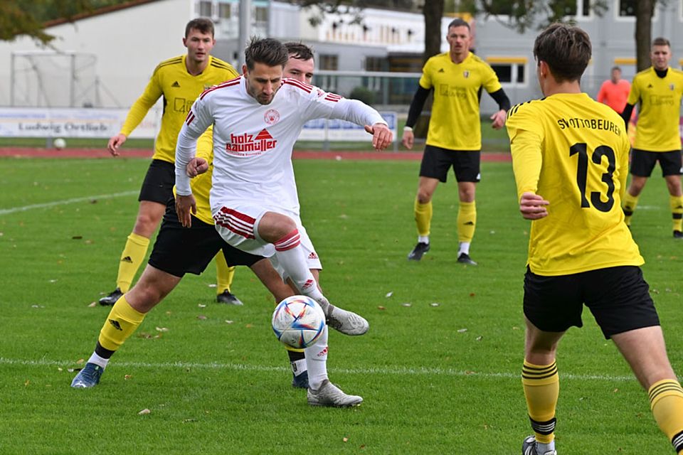Er machte das 1:0 für Mering gegen Ottobeuren: Gabriel Ögünc (in weiß).