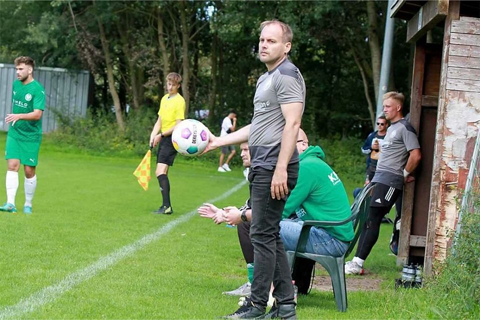 Trainer Dennis Trociewicz (TSV Klausdorf) wusste nach dem Spiel nicht, ob er weinen oder lachen sollte.