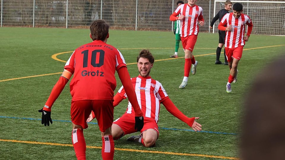 Das 2:0: Torschütze Berkant Barin geht vor seinem Kapitän Nikolaus Grotz auf die Knie. Grotz hatte per Ecke vorgelegt.
