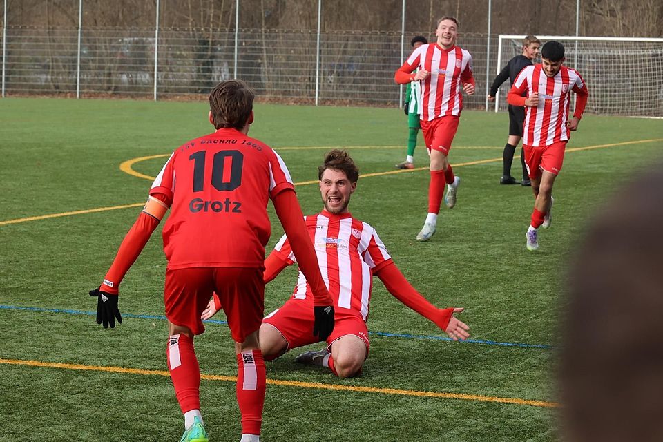 Das 2:0: Torschütze Berkant Barin geht vor seinem Kapitän Nikolaus Grotz auf die Knie. Grotz hatte per Ecke vorgelegt.
