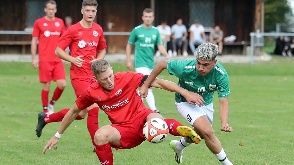 Kampfspiel: Die Duelle gestern zwischen dem SV Raisting (in Rot, vorn mit Viktor Neveling) und dem FC Penzberg (hier Ugurkan Verep) wurden verbissen geführt.
