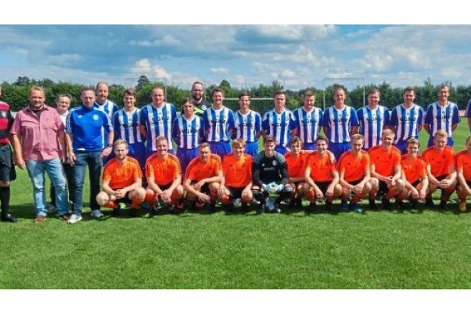 Zehn Jahre nach der Meisterschaft und dem Aufstieg in die Kreisliga bestritt die Mannschaft von 2007 ein Spiel gegen die aktuelle Herrenmannschaft der SG Voltlage. Foto: SG Voltlage
