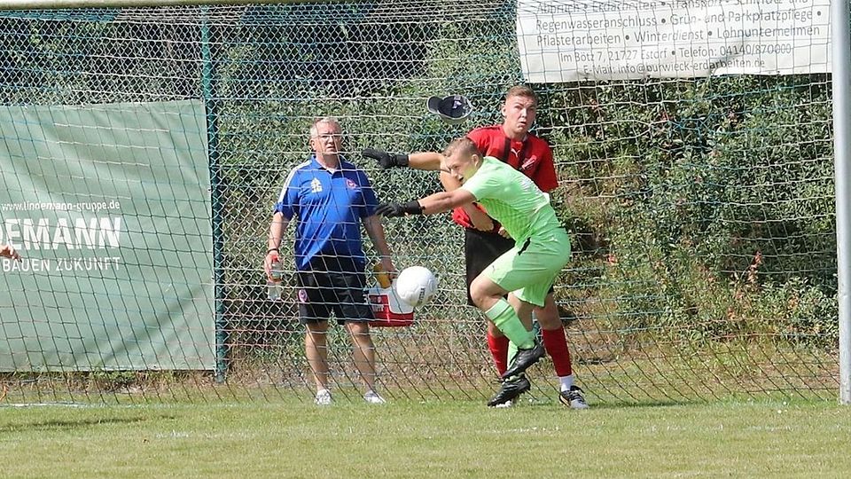 Trotz anmutender Slapstick-Szene Keeper Tino Ebeling und Abwehrspieler Lennard Brettschneider: Der SV Agathenburg/Dollern wurde seiner Favoritenrolle in der 1. Kreisklasse gerecht. 