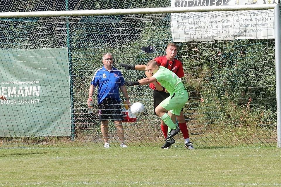 Trotz anmutender Slapstick-Szene Keeper Tino Ebeling und Abwehrspieler Lennard Brettschneider: Der SV Agathenburg/Dollern wurde seiner Favoritenrolle in der 1. Kreisklasse gerecht. Trotz anmutender Slapstick-Szene Keeper Tino Ebeling und Abwehrspieler Lennard Brettschneider: Der SV Agathenburg/Dollern wurde seiner Favoritenrolle in der 1. Kreisklasse gerecht.