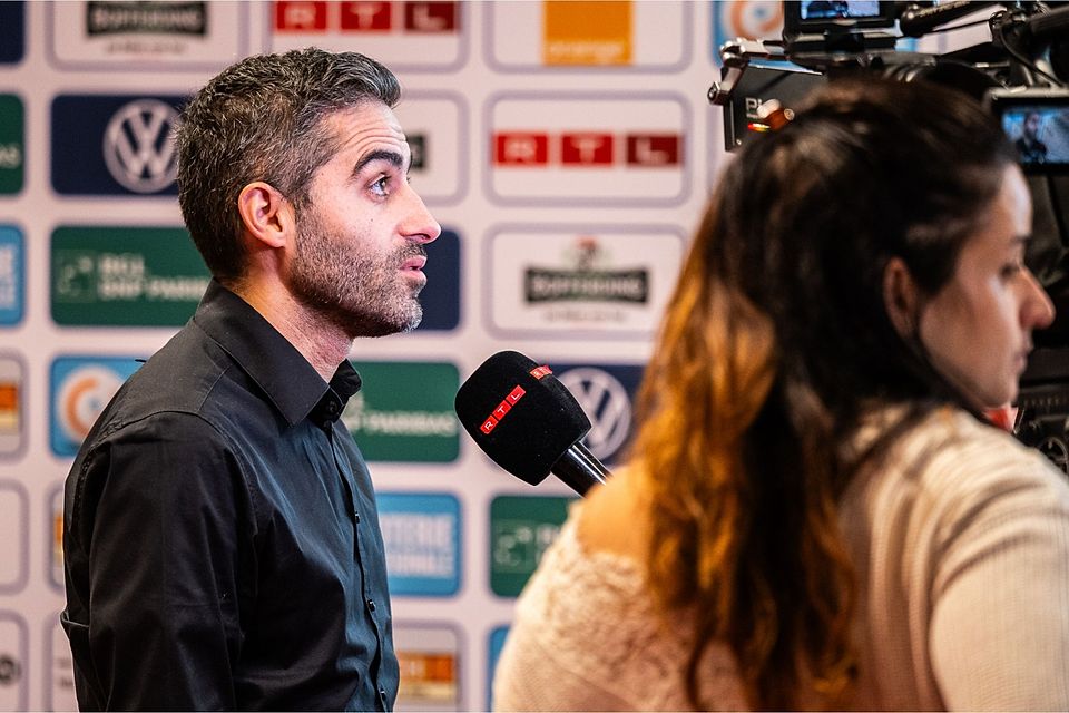 Dan Santos im Rahmen der Pressekonferenz vor dem Ungarn-Spiel