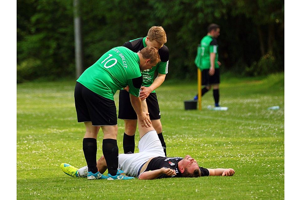 Nette Geste nach Spielende: Zwei Brilliter helfen einem Spieler des FC Ostereistedt/Rhade III, der nach einem Muskelkrampf zu Boden gegangen ist. Foto: Specht