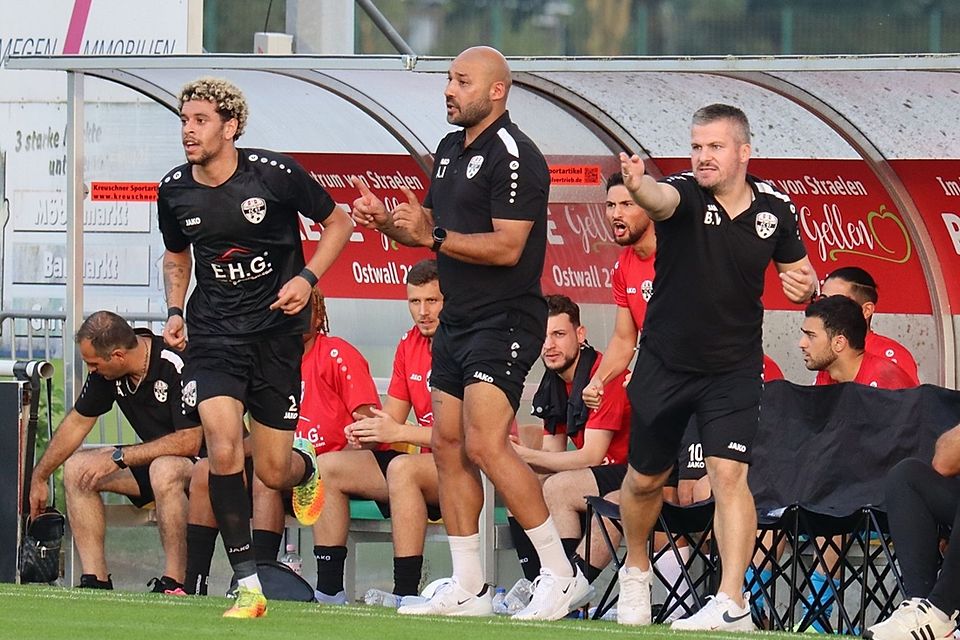 Die Mülheimer Trainerbank um Ahmet Inal (Mitte) war auch in Meerbusch mit Leib und Seele dabei.