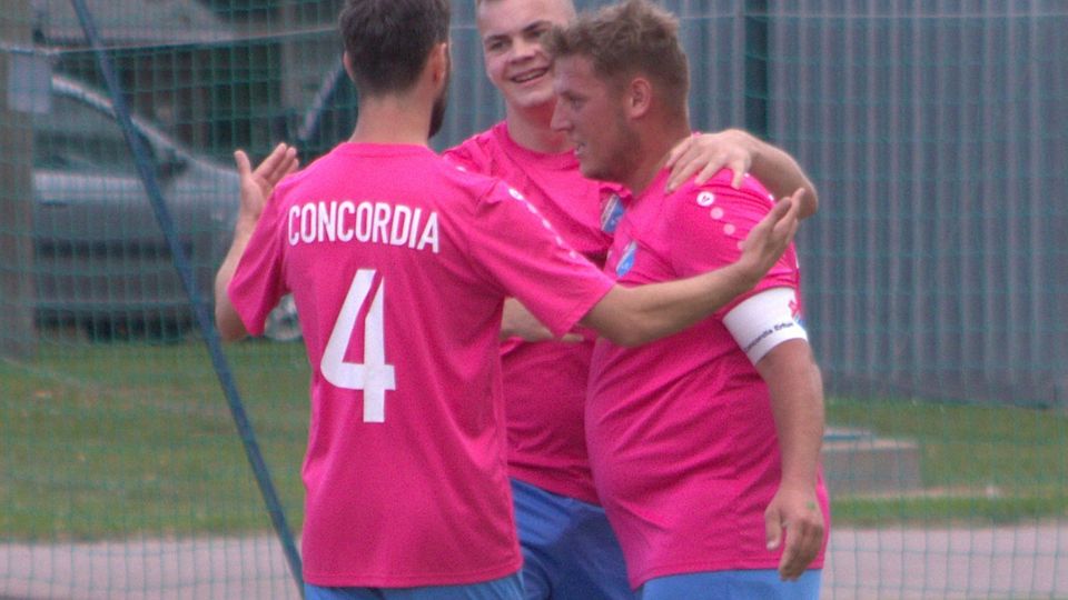 Nach dem Tor zum 3:2 gegen Kerspleben II freuten sich neben Manu, Torschütze Jonas (Mitte) und 2:2-Schütze Sandi (rechts).