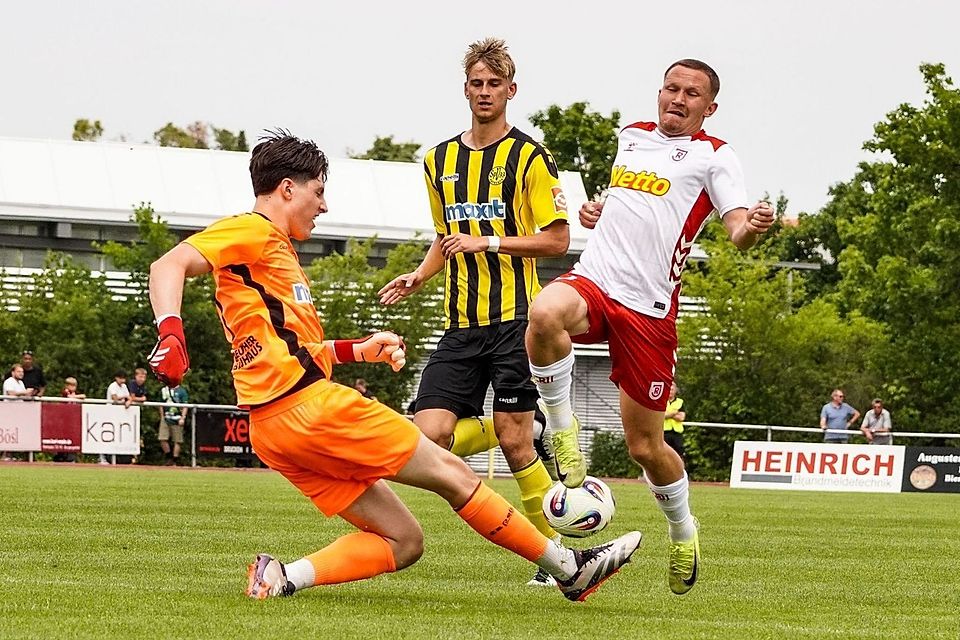 Neu-Stürmer und 3:0-Torschütze Phil Beckhoff (rechts) und der SSV Jahn Regensburg präsentieren sich in Burglengenfeld torhungrig.