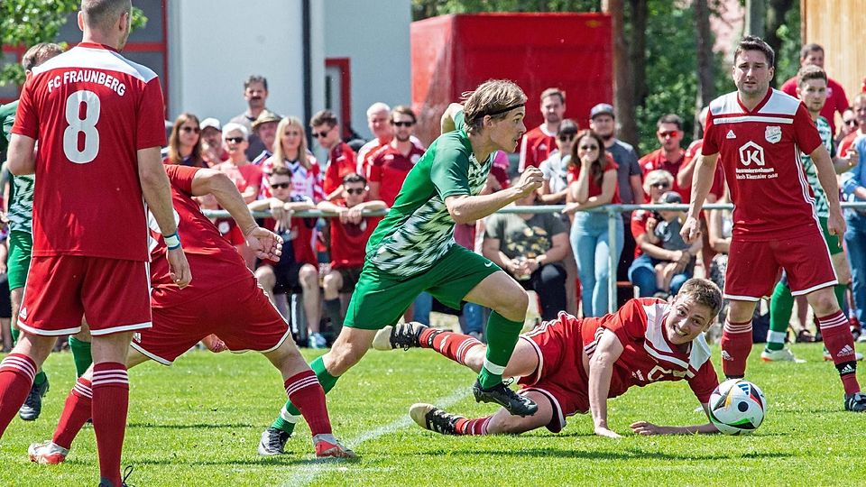 Volldampf voraus: Im Endspiel um die Meisterschaft gegen Fraunberg (rot) kamen die Neuchinger um Til Koschewa über ein 0:0 nicht hinaus. Eine zweite Chance für die SpVgg zum Aufstieg gibt es heute Abend.
