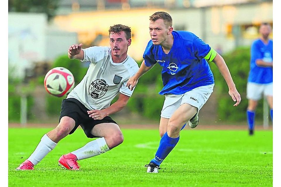Jan Feth (links) schießt mit seinen zwei Treffern die SG Trebur-Astheim zum 2:1-Sieg gegen SKV Mörfelden.  	Archivfoto: Claus