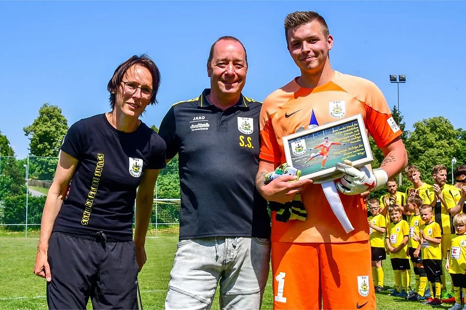 Im Vorfeld seines letzten Einsatzes für den FSV Schleiz wurde Leon Seefeld von unseren beiden Vorsitzenden, Claudia Ludwig und Steffen Saß, verabschiedet. Mit einem Sieg zum Abschluss sollte es zwar nicht klappen, aber das Wichtigste – der Klassenerhalt – war zum Glück schon drei Wochen vorher geglückt. 