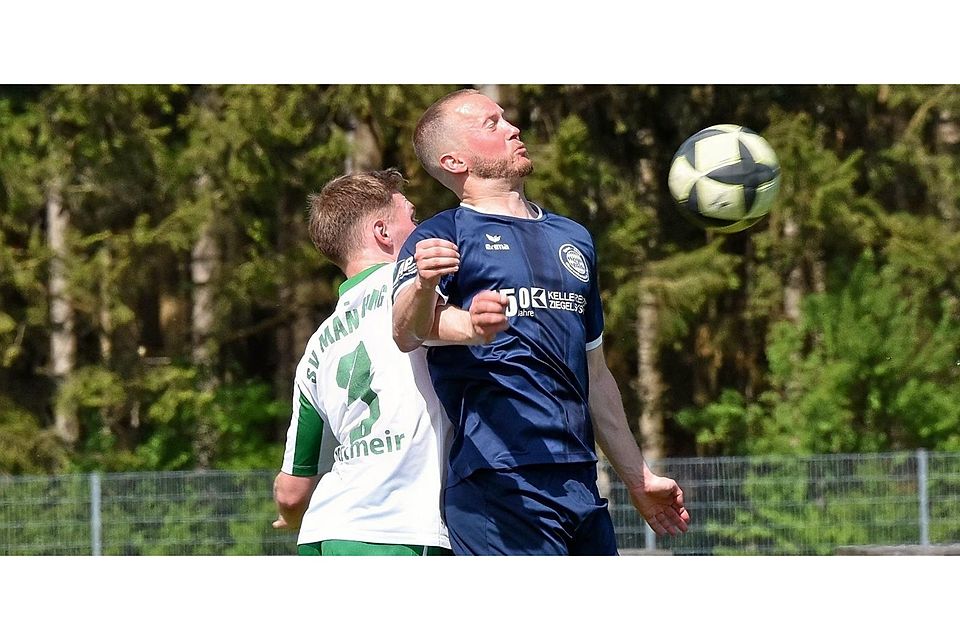 Oberweikertshofens Maximilian Schuch (in Blau) im Spiel gegen den SV Manching (weißes Trikot).