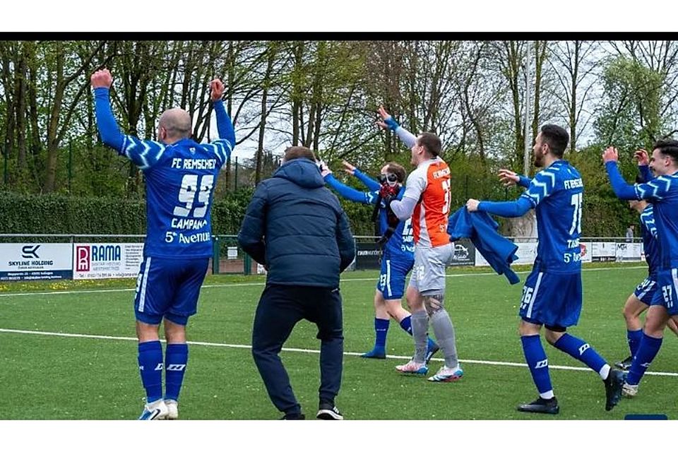 Jonuzi Nermin hier nach den Derbysieg mit der Mannschaft hofft auf den nächsten Sieg 