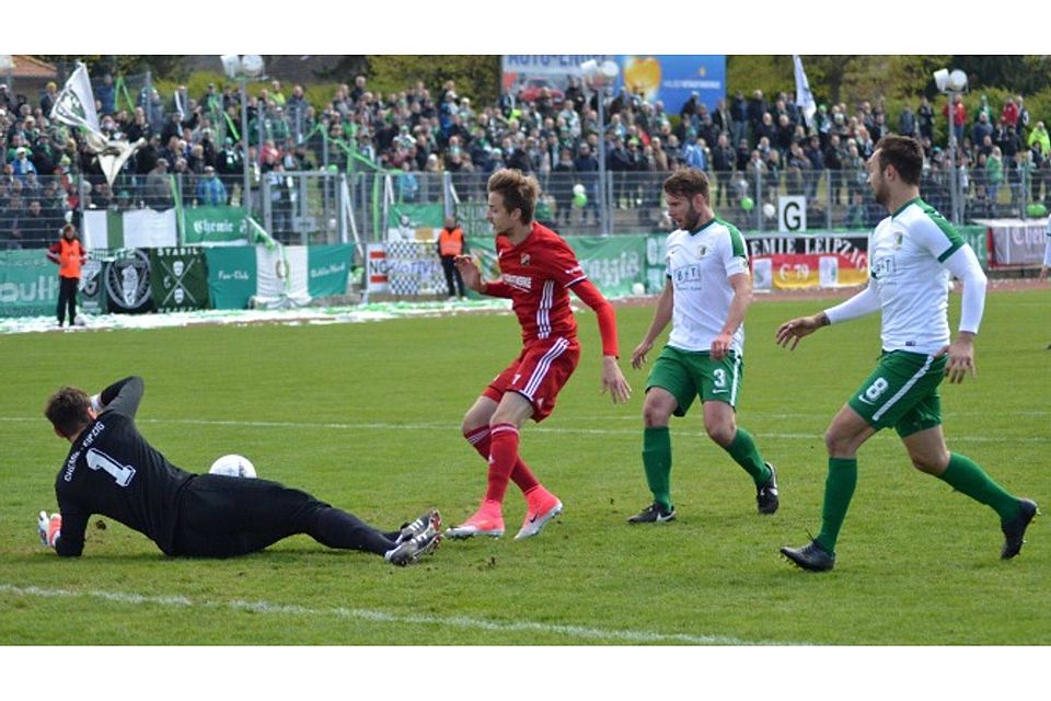 Halberstadt (in rot) und Chemie Leipzig trennten sich 0:0-Unentschieden.      (F. Kegler)
