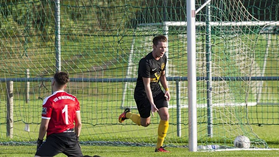 Und wieder jubelt Sergei Eirich und der FSV Hailer. Die Gelb-Schwarzen gehen als Tabellenführer der Kreisoberliga Gelnhausen die Restrunde an. 	Foto: Archiv/Waitz