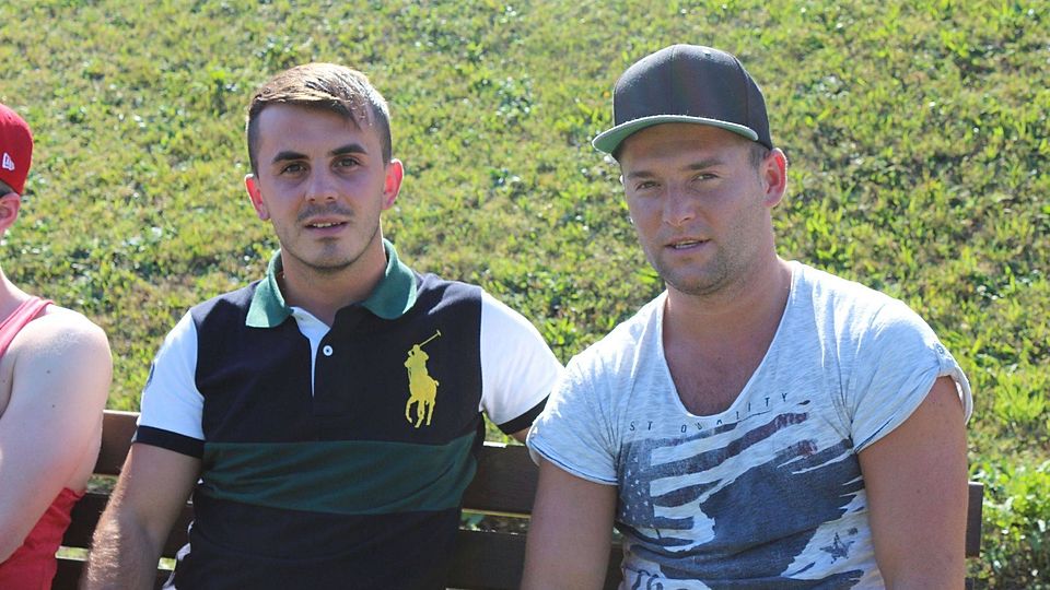 Das derzeit verletzte Höchster Sturmduo, Almir Muminovic (li.) und Vitalij Veselov, drückte dem TSV in Pfaffenhausen die Daumen.