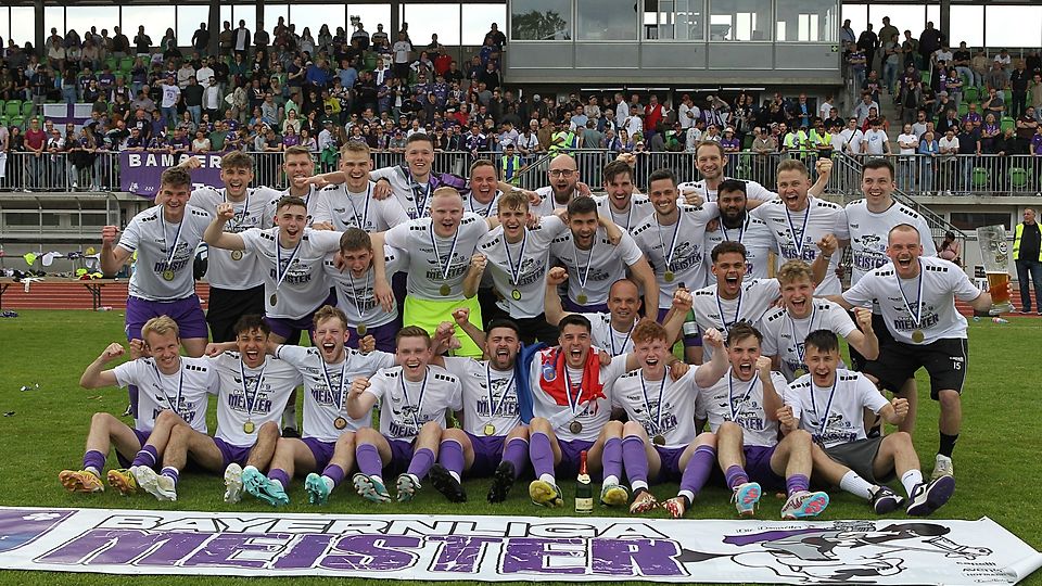 Feiern ihren Aufstieg in die Regionalliga mit ihren Fans aufgelassen: Die Spieler des FC Eintracht Bamberg.